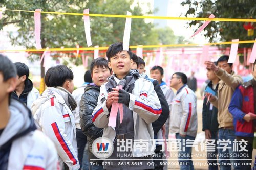 這位同學正在研究謎面！