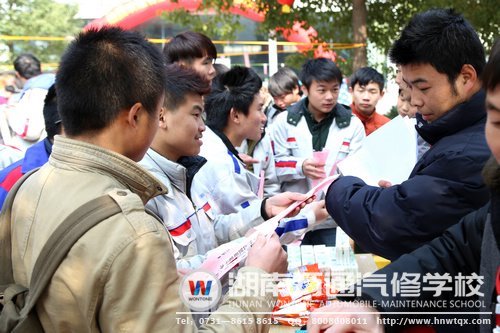 中獎的同學們開心兌獎