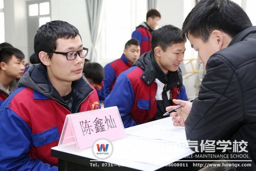 學子與面試官交流