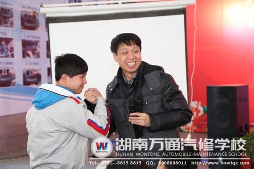 朱軍教授與學(xué)子“比腕力”！