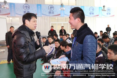在朱軍教授講學現場，艾博夫十分引人注目