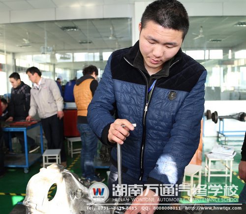 艾博夫在學習汽車發動機課程