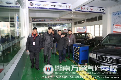 朱教授參觀湖南萬通的汽車實訓中心