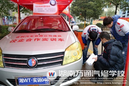 老師手把手指導(dǎo)學(xué)生進行實訓(xùn)