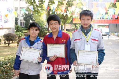 結課考試合格的學子才能拿到相應的課程認證書