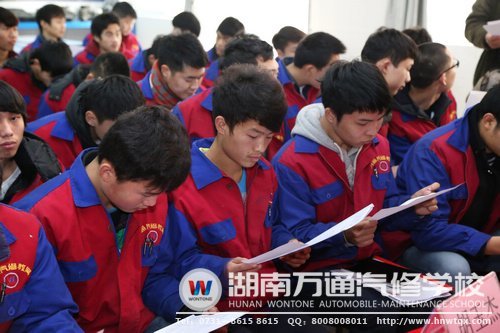 學子們認真閱讀長沙瑞寶企業手冊