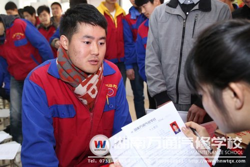 優秀的萬通學子正在接受企業單位面試