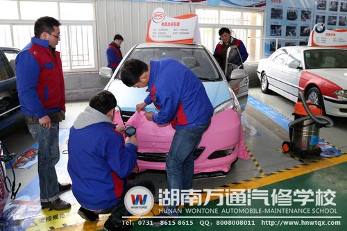 學生一起動手，讓車輛“換裝”