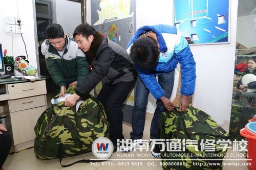 親力親為，班主任與新生同在