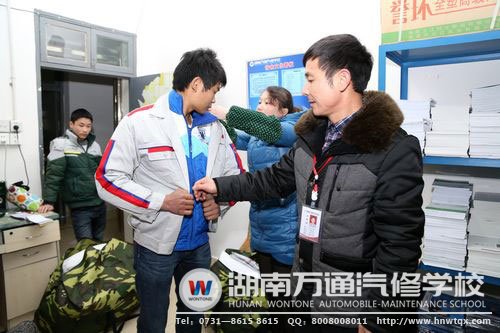 班主任仔細給新生整理穿著