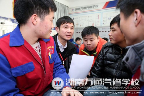 班主任與學(xué)子們交流，傳授面試技巧