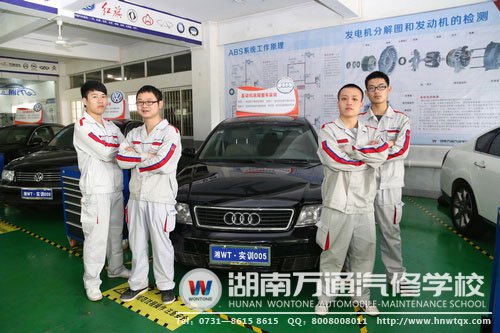 廖志強（左二）與其他三位同學組成了“響箭隊”