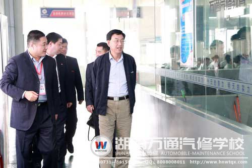 中共湖南省社會組織工作委員會副書記、省社會組織黨的群眾路線教育實踐活動領導小組副組長、湖南省民政廳李勁夫副廳長（右一）參觀湖南萬通汽修學校