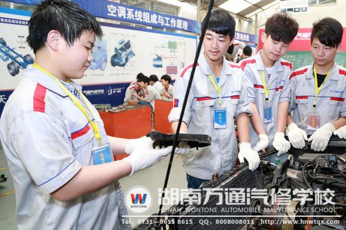 湖南萬通的學子通過學汽修來完成夢想
