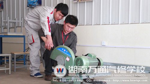 萬意在老師的指導下改進