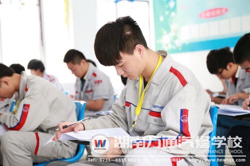 理論考場，學(xué)子認真思考作答
