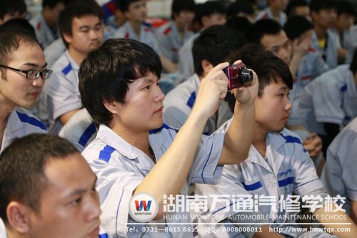 比賽精不精彩呢？瞧瞧這位拿起相機的同學就知道！