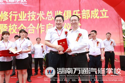 葛校長為受聘的技術總監頒發聘書