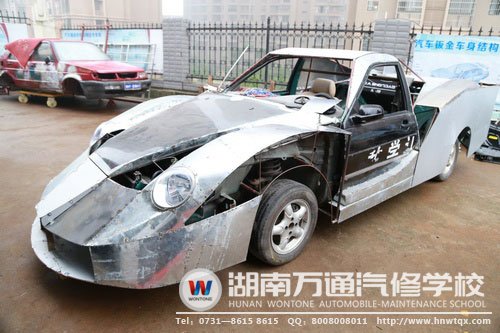 跑車造型千呼萬喚始出來