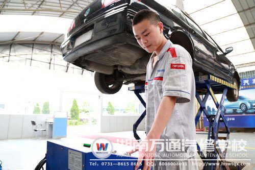 李卓賢喜歡汽車，也喜歡汽修帶來的樂趣