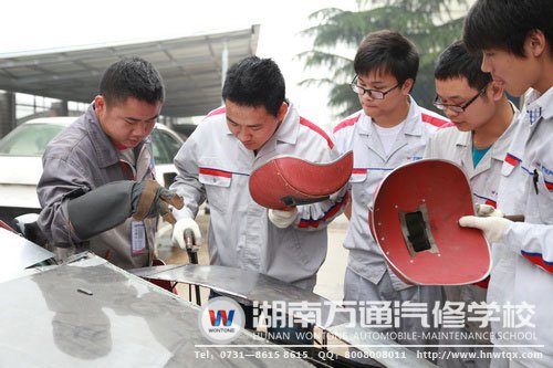 指導(dǎo)老師正在給予小組成員改裝建議