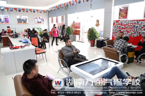 湖南萬通汽修學(xué)校火熱的報(bào)名咨詢現(xiàn)場(chǎng)