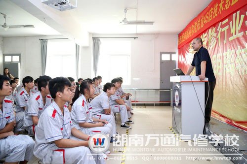 湖南裕和4S店技術總監文博與萬通學子授課中