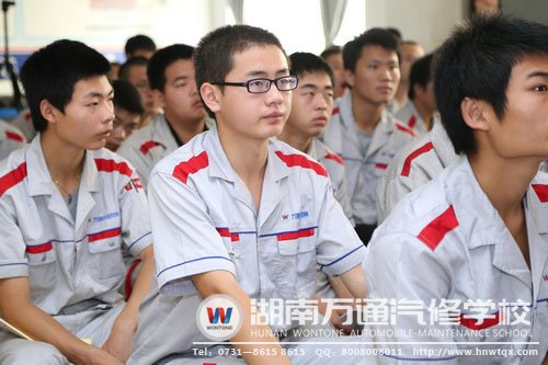 正在認真聽課的萬通學子們