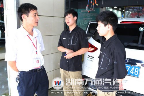 班主任韓老師與學生溝通，尋問工作近況、鼓勵學生認真工作
