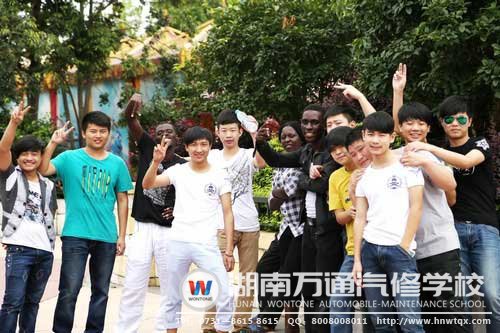 萬通學子大方地與國際際友人交流