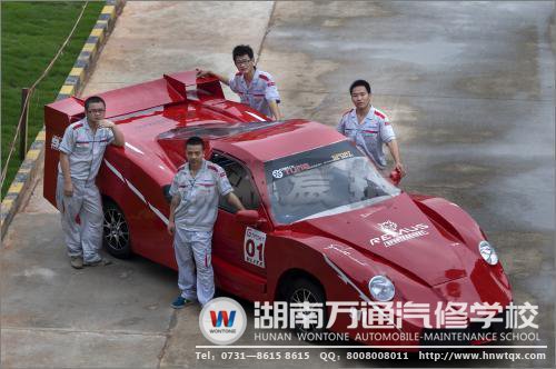 湖南萬通汽修學校，90后學生成功將報廢汽車改“法拉利”跑車。