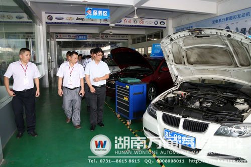 李部長在潘校的陪同下參觀學校高級汽車實訓室