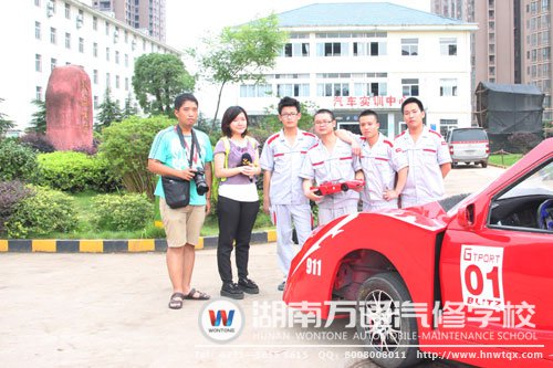 改裝車成員與湖南都市、政法頻道記者合影