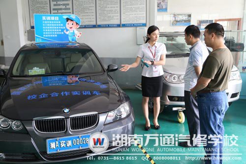 職業規劃師陪同家長參觀學校實訓中心