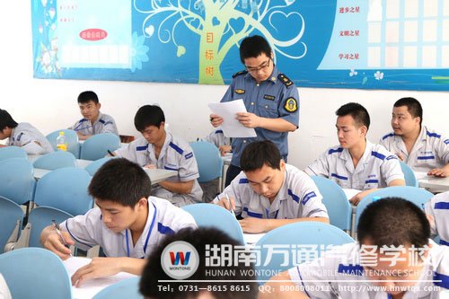 在運管局領導的監考下 沉著考試的萬通學子們