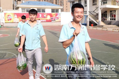 比賽結束后，來個西瓜消消暑
