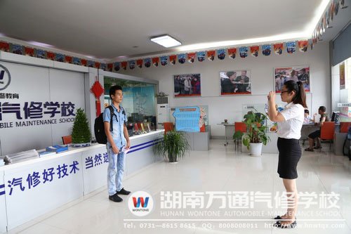 新學報名入學，老師為其照相留念