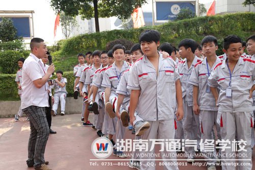 在老師的指導(dǎo)下進(jìn)行活動