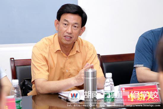 省社會組織黨工委副書記、省民政廳副廳長李勁夫同志出席湖南萬通汽修學校黨支部專題民主生活會暨黨員大會并作點評講話