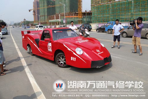 法拉利到達比賽現場，引媒體及路人關注