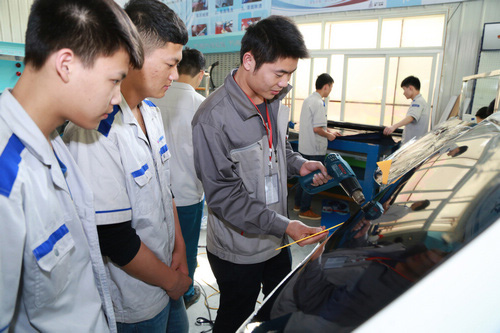 湖南萬通：汽車行業發展快，學汽修好出路