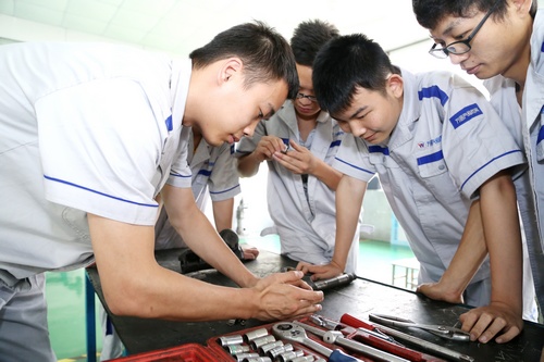 想學(xué)汽車鈑金噴漆，哪個(gè)學(xué)校好些？