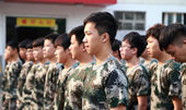 軍訓第四課:集中注意力,步伐統一!