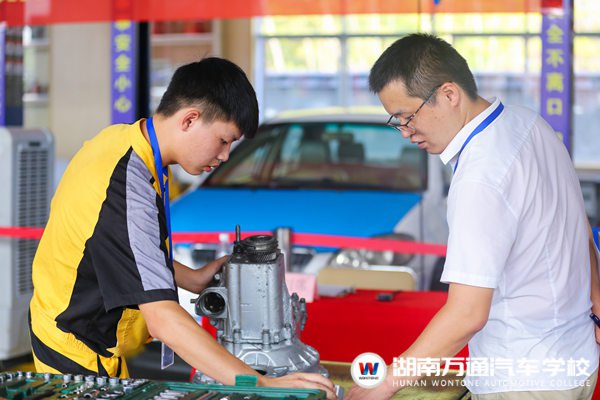 既把學問胸中藏,又見技術指尖舞