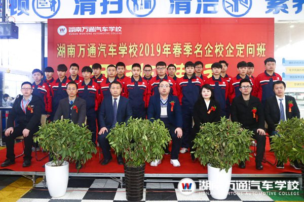 既把學問胸中藏,又見技術指尖舞