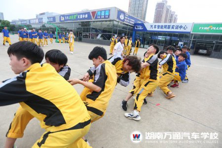 校園拔河比賽：一根繩上一條心！