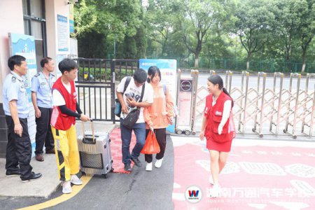 一對一專屬服務(wù)，學長學姐“花式”迎新生