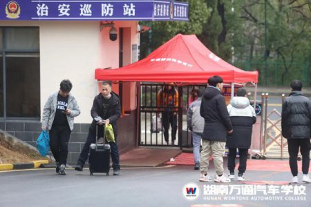 開學啦！校長愛心接待，助力學子圓夢！