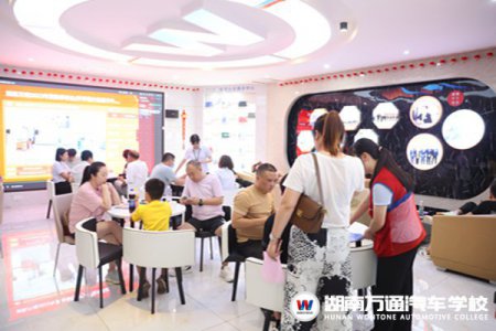 中考成績未出爐，我校迎報名高峰！