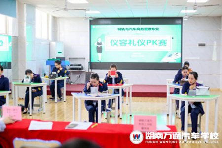 美麗當(dāng)先，不負(fù)青春！“書”“妝”切換自由的女孩就是美好的樣子